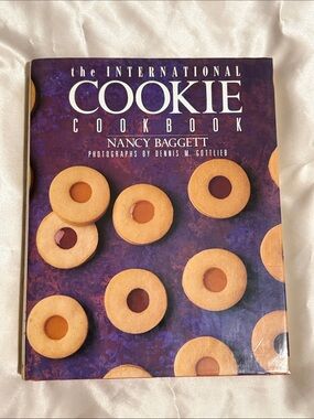 The International Cookie Cookbook by Nancy Baggett - Purple Cover